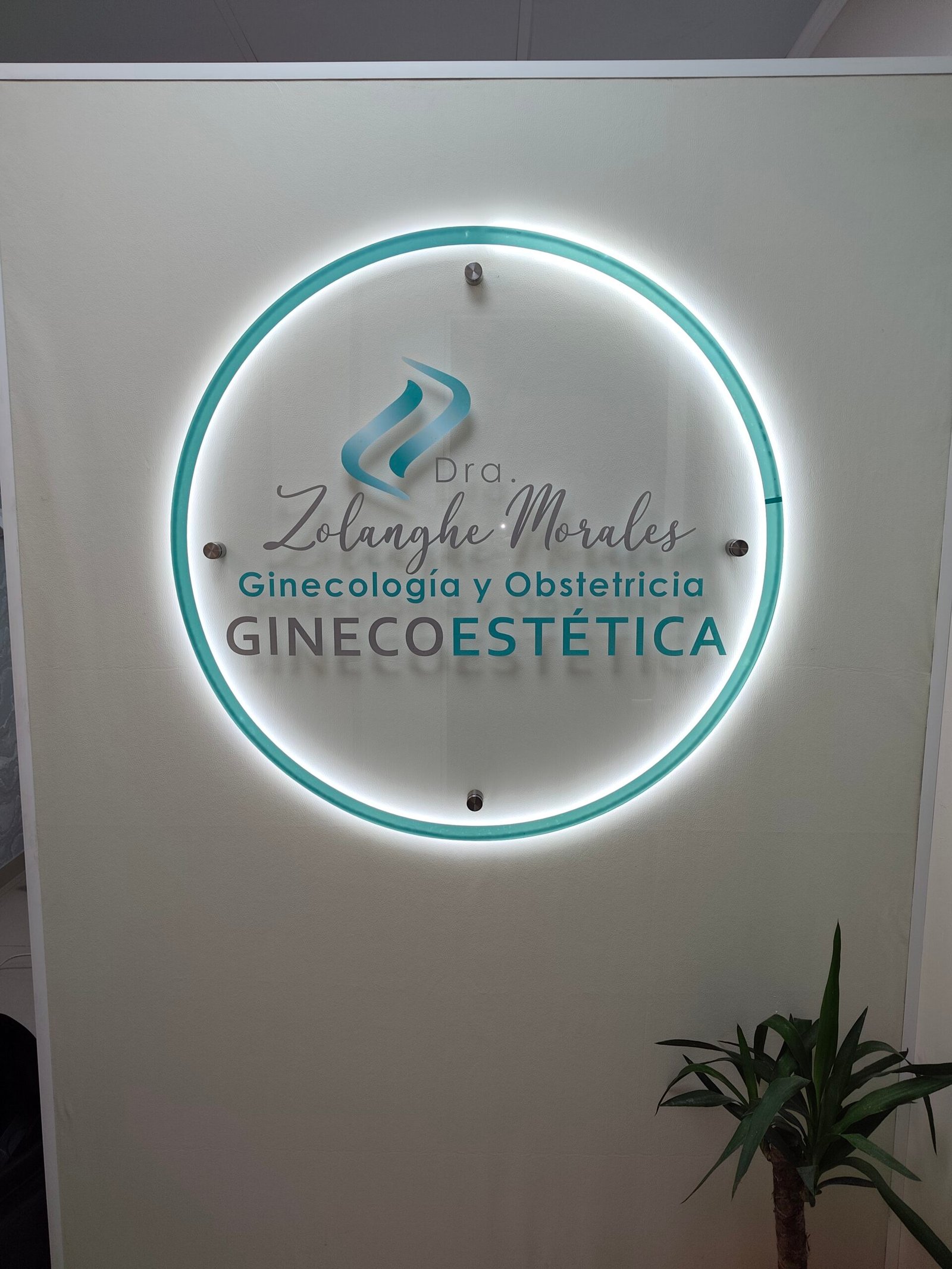 Espacio corporativo moderno con diseño interior y señalética